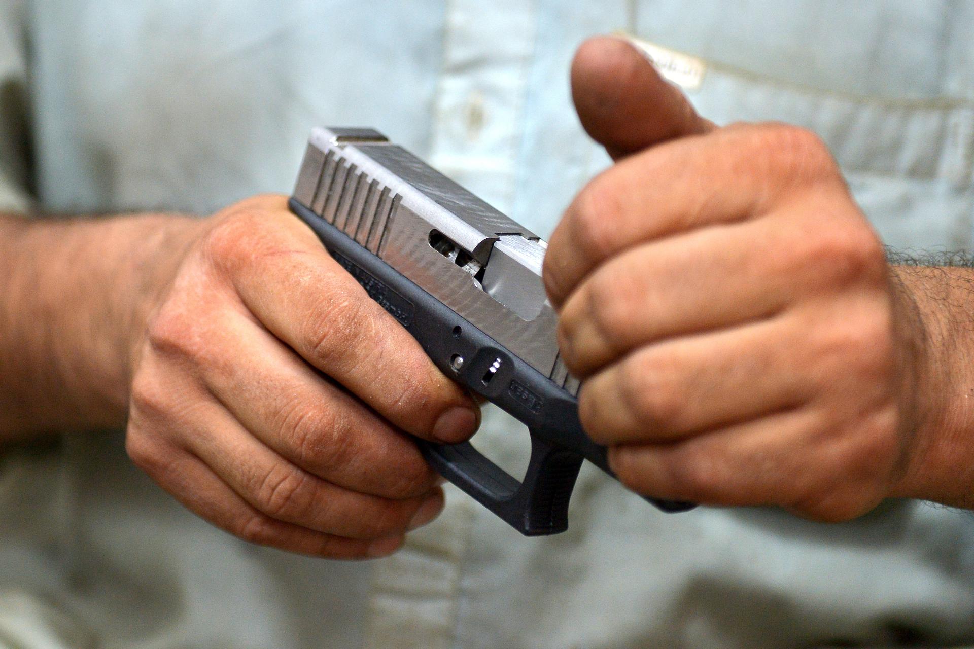 DARA ADAM KHEL (Pakistan), 11/08/2025.- A gunsmith fits the slide onto a pistol frame during assembly at a workshop in a small industrial estate near Darra Adam Khel, Pakistan’s historic gun-making town, on the outskirts of Peshawar, in Khyber Pakhtunkhwa (KPK) province, Pakistan, 10 August 2025 (issued 11 August 2025). In a one-room workshop, a gunsmith mills and hand-files salvaged steel on small lathes and drill presses, part of a long-running cottage industry that reverse-engineers pistols, AK-pattern rifles, and even M16-style copies from scrap before test-firing and engraving them for sale. Shopkeepers have quoted prices of roughly PKR 15,000 for a basic pistol to 200,000 PKR, about 53 to 715 USD. Pistols can be turned out in hours; rifles typically take several days. The bazaar, once in Pakistan’s former tribal belt, has faced tighter oversight since the 2018 merger with Khyber Pakhtunkhwa and efforts to regularize workshops. EFE/EPA/BILAWAL ARBAB