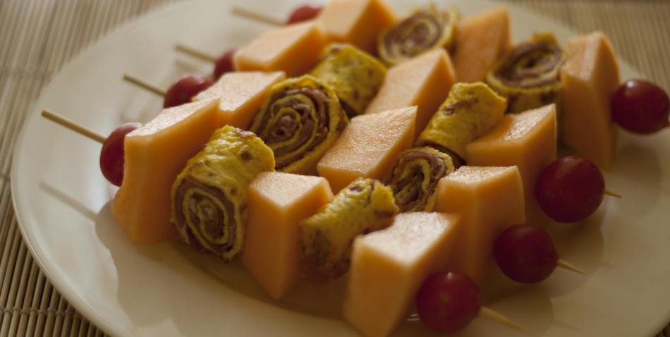 Brochetas de melón con espárragos