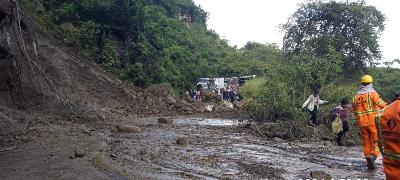 Vía Bucaramanga-Bogotá está totalmente cerrada por derrumbe: vías alternas