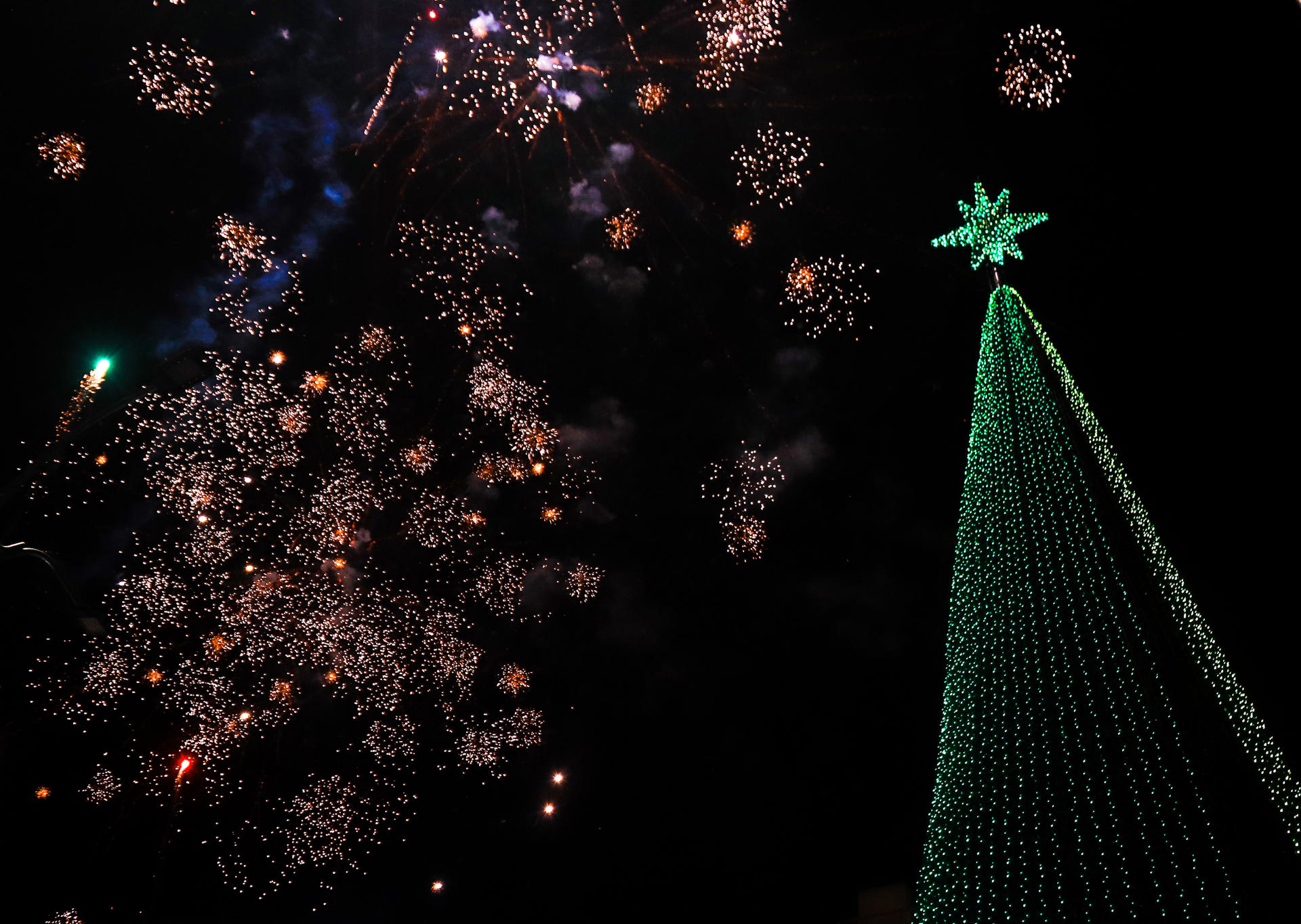 AME6317. LA PAZ (BOLIVIA), 05/12/2025.- Fotografía que muestra fuegos artificiales durante el encendido del árbol navideño más grande de Bolivia este viernes, en La Paz (Bolivia). EFE/ Gabriel Márquez
