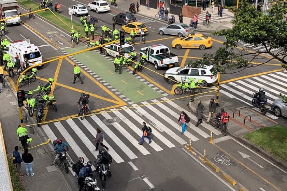 Muere policía y un delincuente tras balacera cerca al Club El Nogal, en el norte de Bogotá