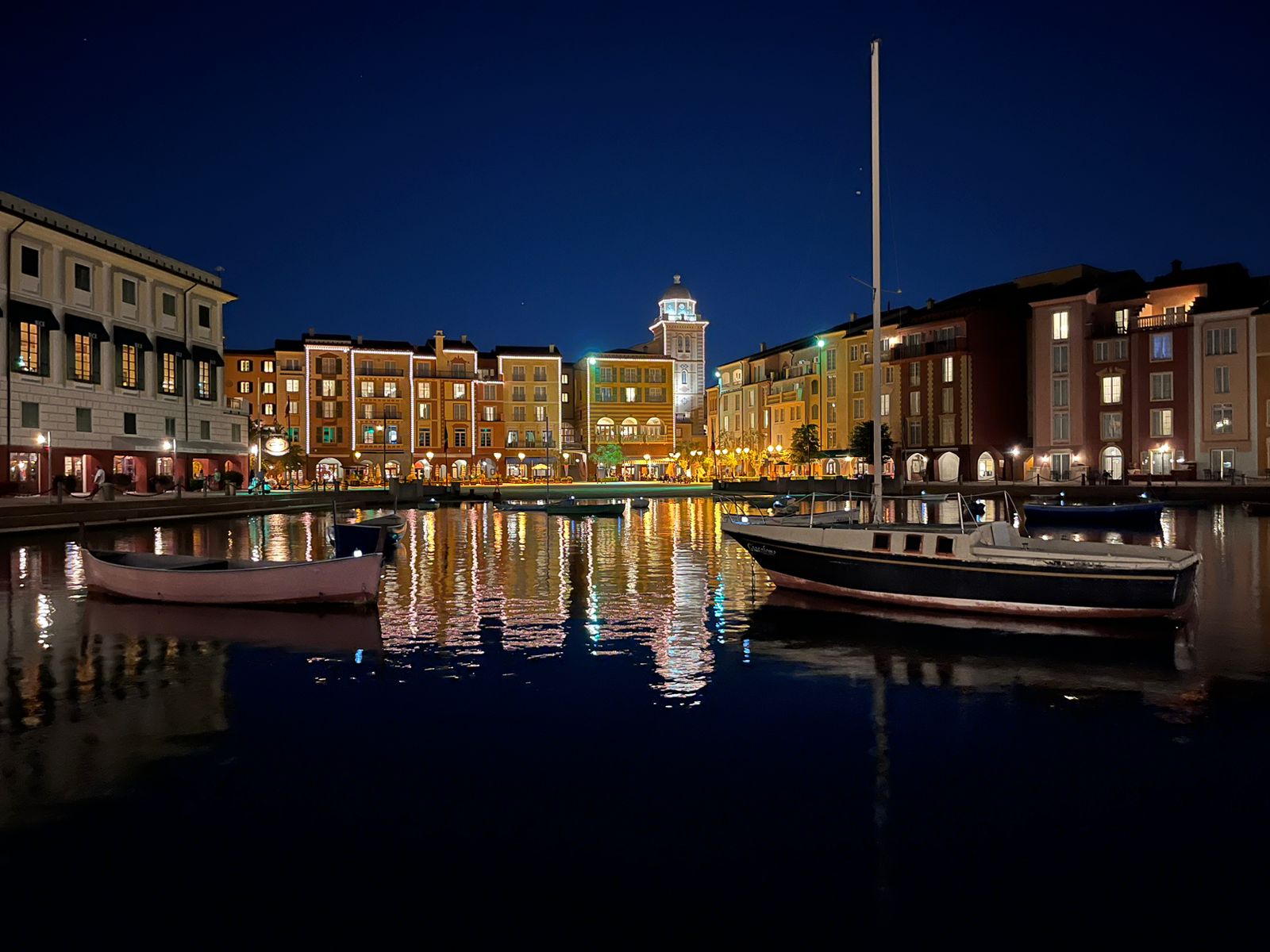 Hay cafeterías y tiendas al aire libre acompañando a la "piazza", junto a un tranquilo puerto. Asimismo, Loews Portofino Bay Hotel cuenta con tres piscinas y restaurantes inspirados en la decoración y los deliciosos sabores culinarios de Italia. Es un hotel donde podrá vivir de cerca toda la adrenalina y la fantasía de las atracciones de Universal Orlando Resort, pero cambiar drásticamente de entorno y sentirse como en un hermoso pueblo de Italia.