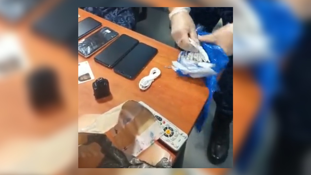 Mujer con barriga artificial quería entrar celulares y aguardiente a La Picota