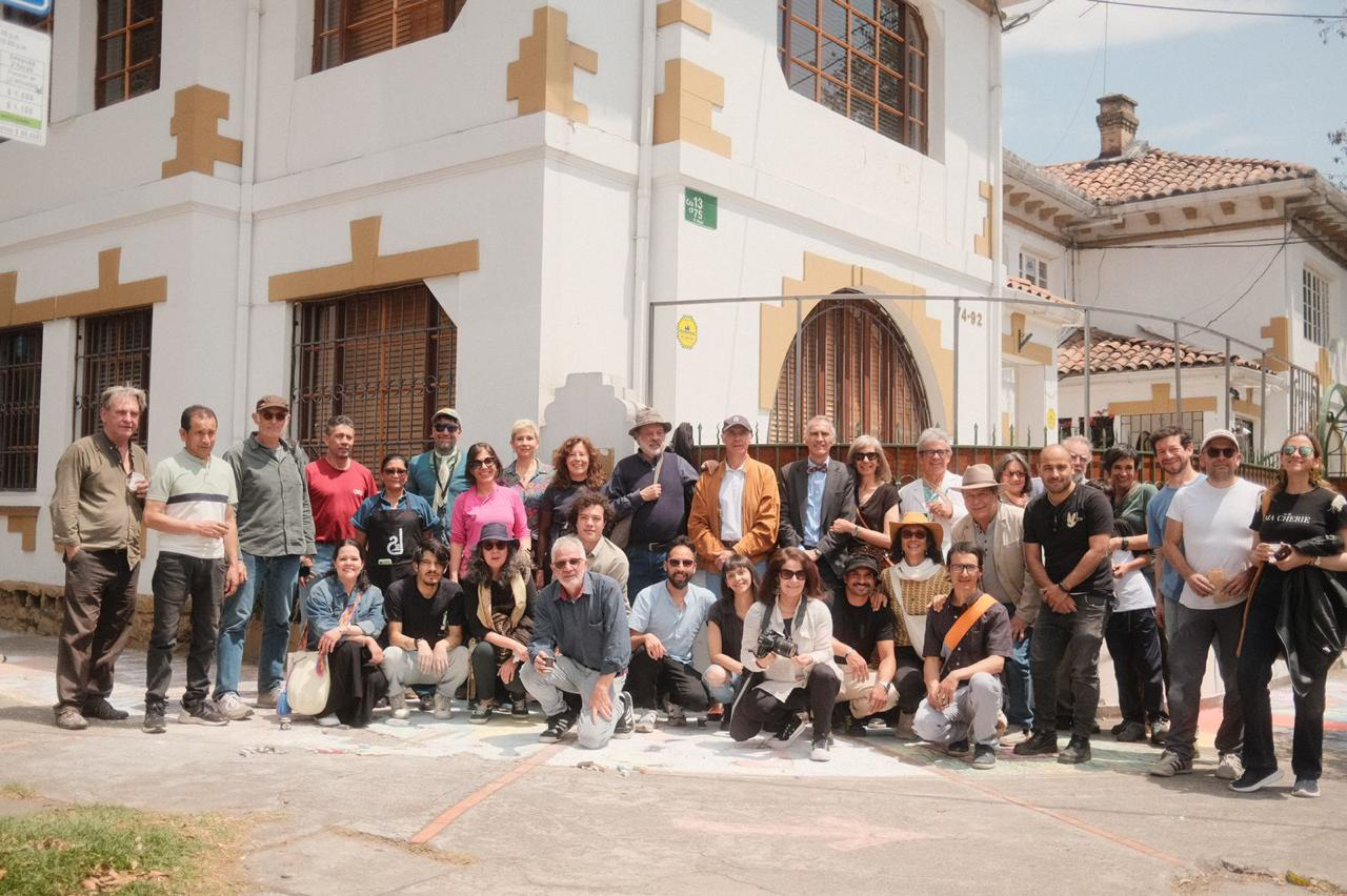Artistas como Blanca Botero, Andrés Felipe Guerrero, Camilo Bojacá, Camilo Lamprea, Cacerolo, Javier González Choque, Juan Manuel Ramírez, Juan Pablo Mier, Leonardo Rojas, Santiago Cubides y Santiago Riaño, entre otros, participaron en la creación colectiva “Dibujar con tiza sobre el andén”.