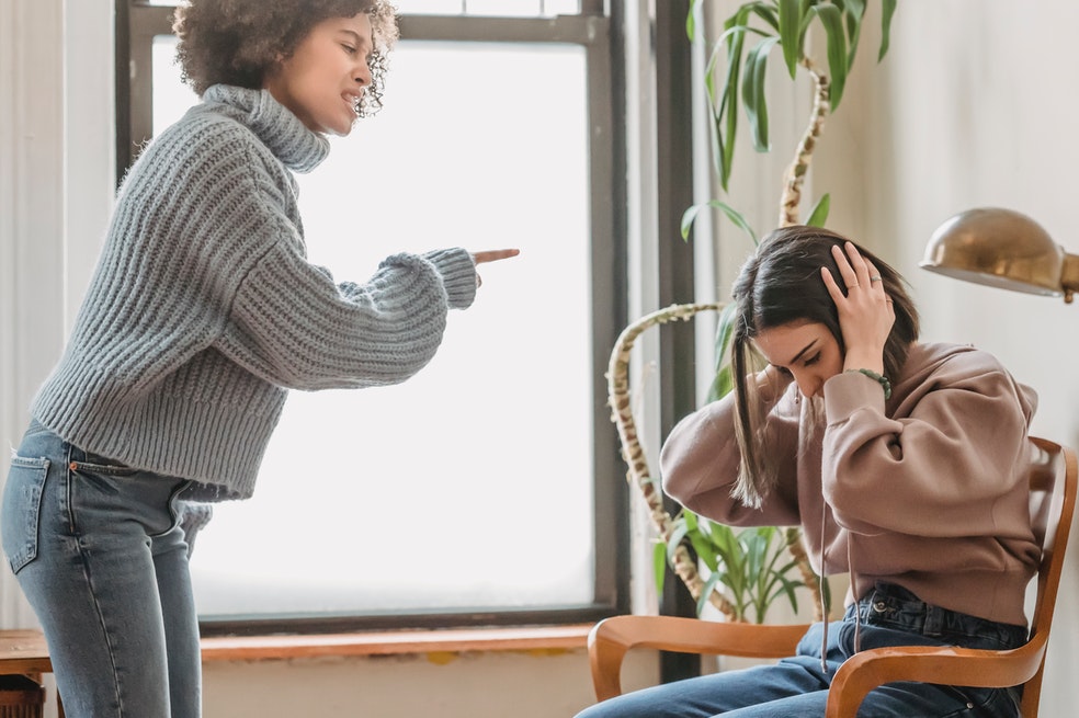 Escorpio:
Los Escorpio se caracterizan por su frialdad y desconfianza. Si no te has ganado la confianza de las personas nacidas bajo este signo, lo más probable es que te conviertas en objeto de sarcasmo, burlas y chistes.
Otra razón por la que los Escorpio pueden ser crueles a propósito es si los heriste. En ese caso, no escatimarán en mostrarte su desprecio y lastimarte. Lo harán con comentarios malintencionados y utilizando tus debilidades.