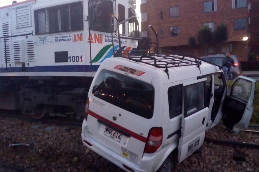Choque entre van y tren de carga deja seis heridos en Bogotá