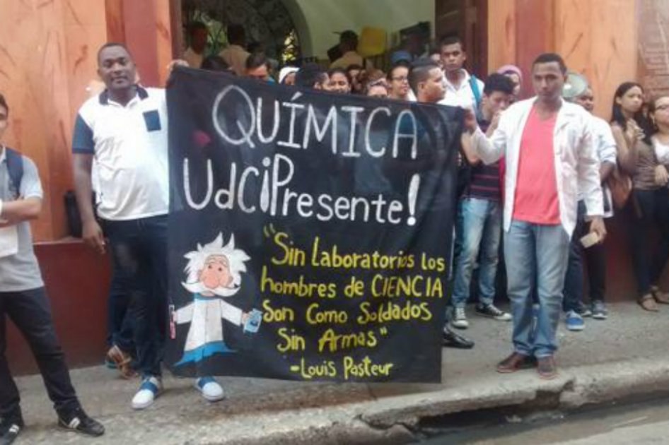 Por problemas en la infraestructura y falta de profesores, los estudiantes adelantan una protesta en la sede San Agustín. / Foto tomada del diario El Universal. 