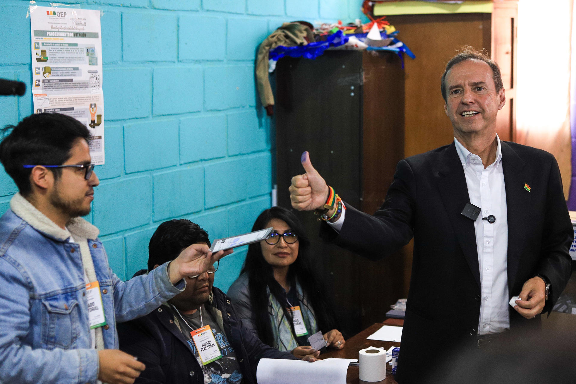 AME9733. LA PAZ (BOLIVIA), 19/10/2025.- El candidato a la Presidencia de Bolivia por la alianza Libre, Jorge Tuto Quiroga, posa antes de votar este domingo, en la segunda vuelta electoral para escoger presidente y vicepresidente, en La paz (Bolivia). Quiroga afirmó que ir a votar esta jornada es "una oportunidad histórica" para cambiar Bolivia "por mucho tiempo", en la inédita segunda vuelta presidencial. EFE/ Gabriel Márquez
