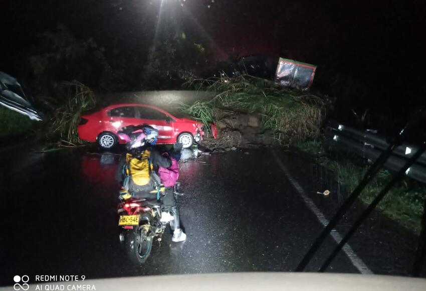 Reabren paso en La Línea tras cierre por deslizamiento en vía Calarcá – Cajamarca