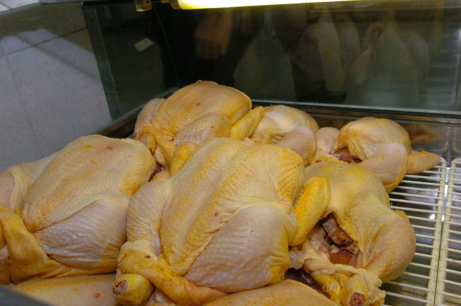 Cae red dedicada a comercializar pollo que había vencido hace 50 años