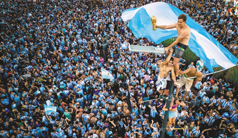 Video: hincha argentino murió después de caer de un techo durante la celebración