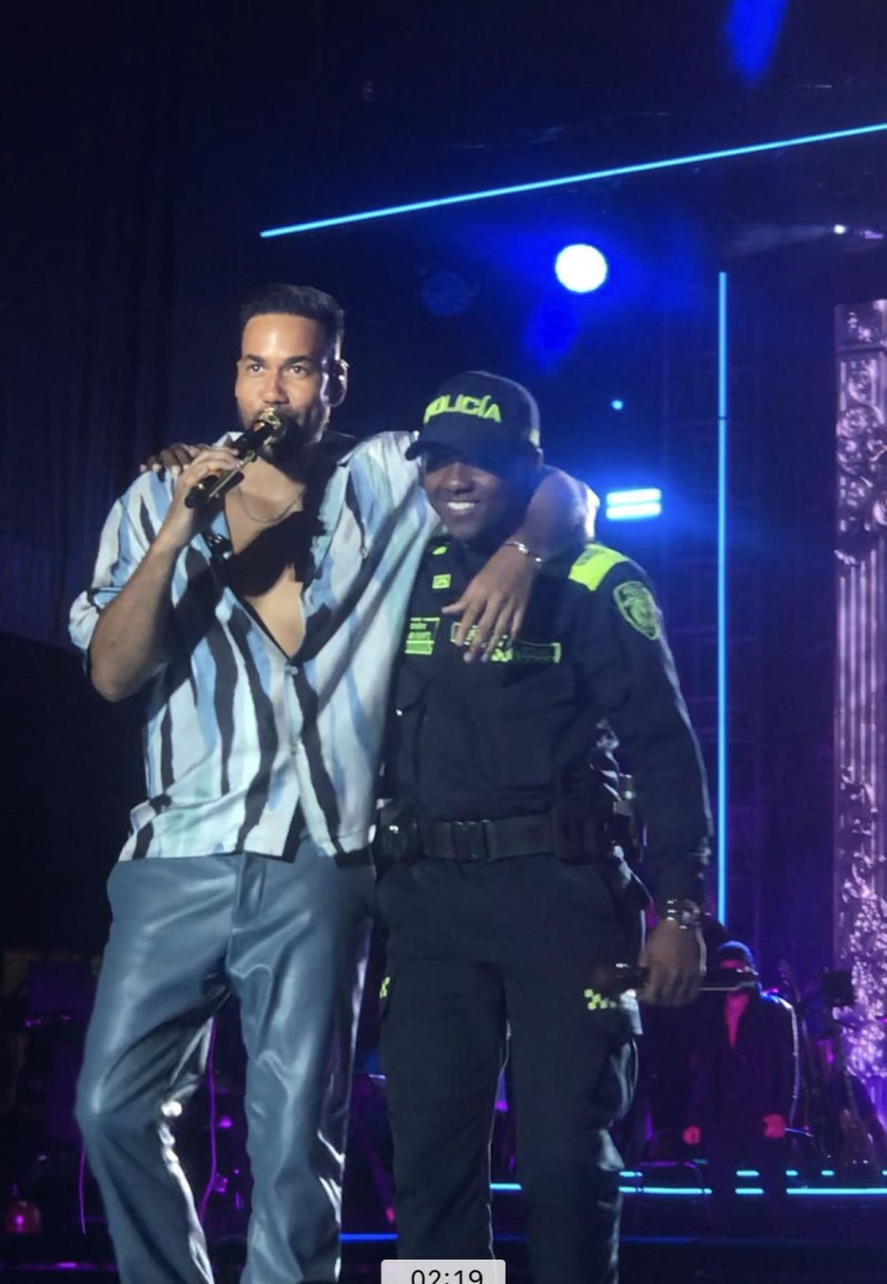 Policía que cantó con Romeo Santos reveló la verdad detrás de su presentación