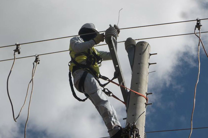 Comunidad inconforme amarró a trabajador de Electricaribe a un poste