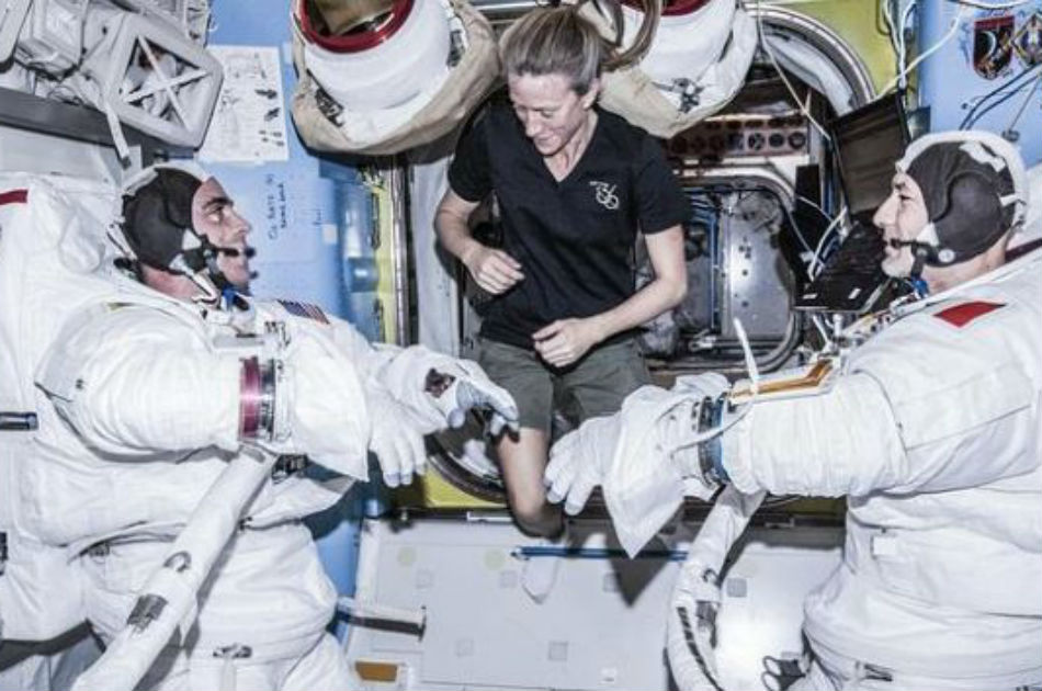 Astronautas inician caminata espacial