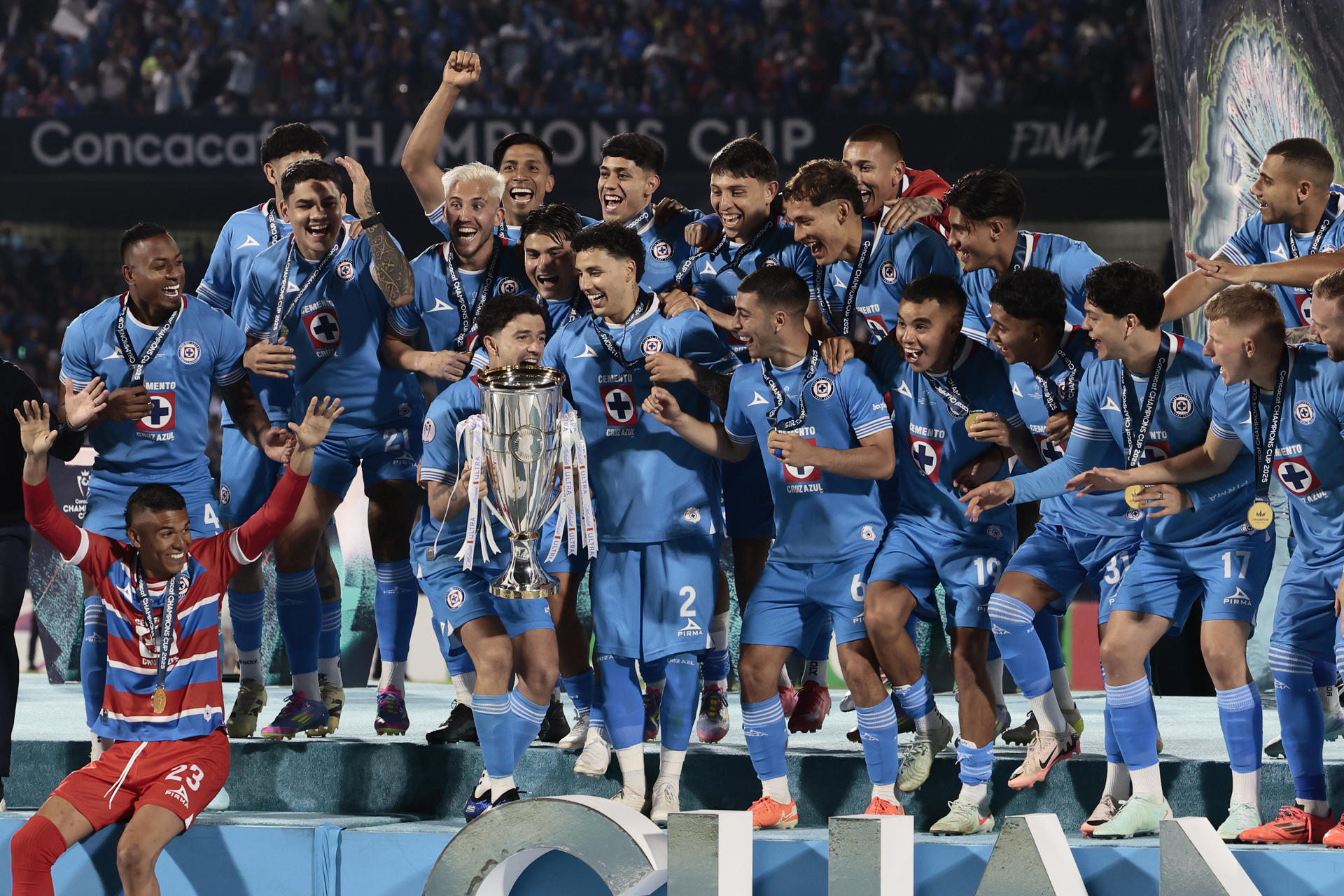 Kevin Mier y Willer Ditta, campeones con Cruz Azul de la Concachampions