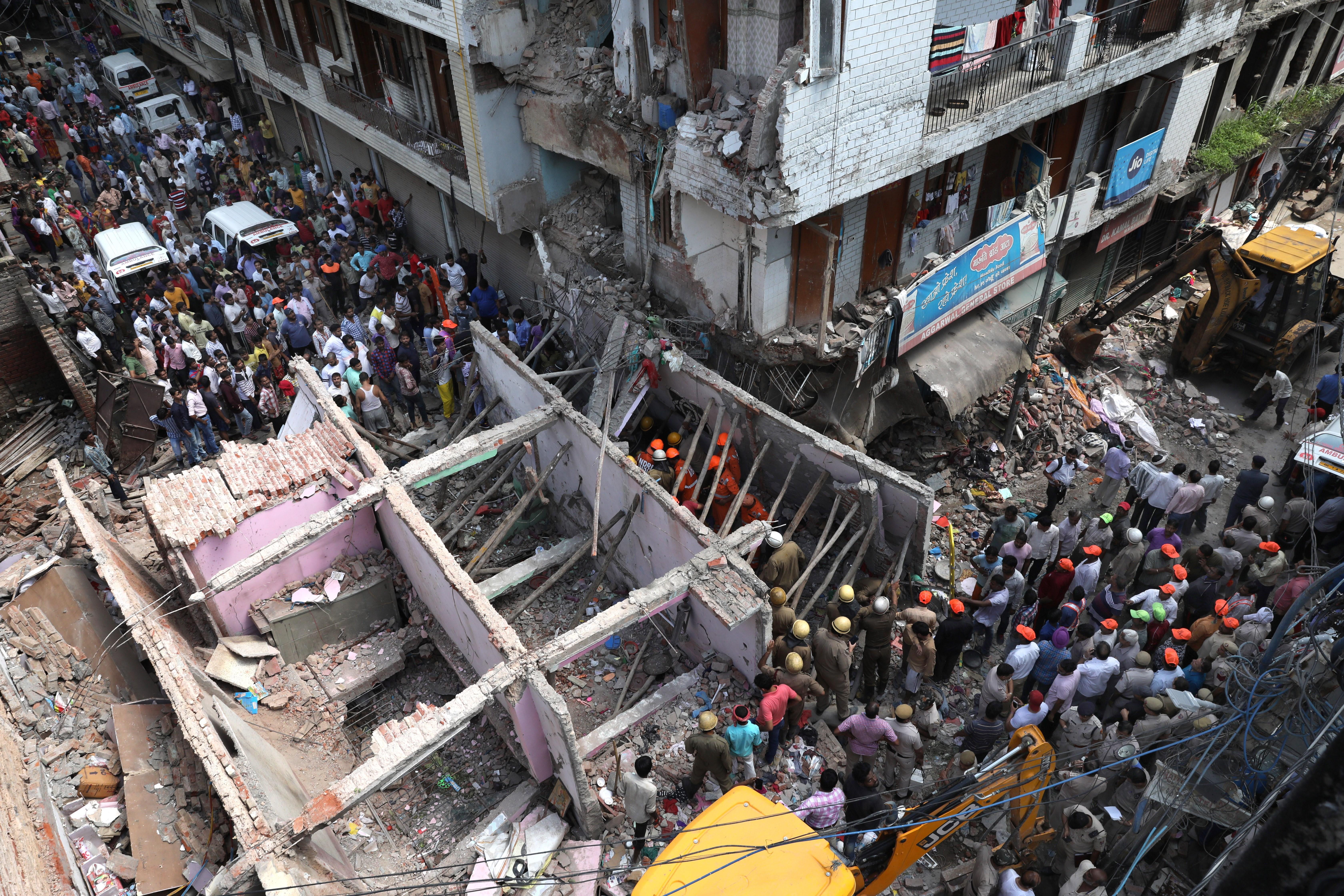Mueren cuatro niños y una mujer tras el derrumbe de un edificio en la India