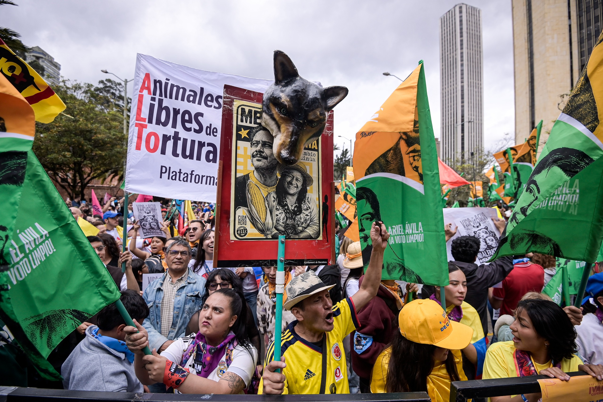 Iván Cepeda dio su último discurso en Bogotá previo a su cierre de campaña. El candidato estuvo acompañado por figuras del Pacto Histórico y de la Alianza por la Vida.