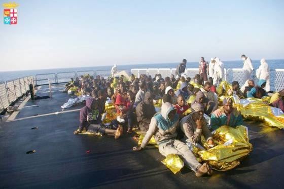 Fotografía facilitada por la oficina de prensa de la Marina italiana que muestra a inmigrantes de África del norte tras ser rescatados de una barcaza en el mar cerca de las costas de Sicilia en Italia
