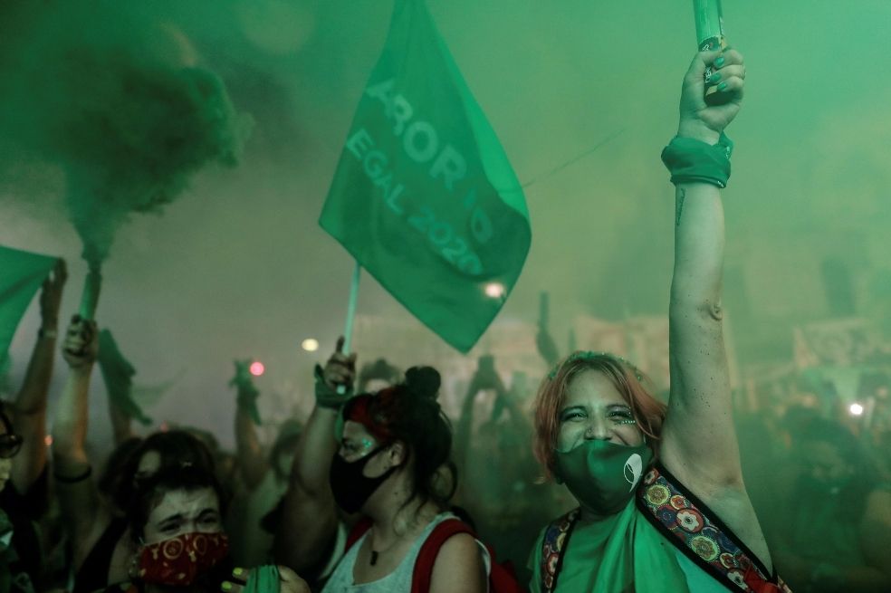 Montadas sobre las casetas de estaciones de bus o desde los balcones de edificios, agitaron con fuerza su pañuelo verde mientras Argentina se convertía en el país más grande de América Latina en legalizar el aborto.