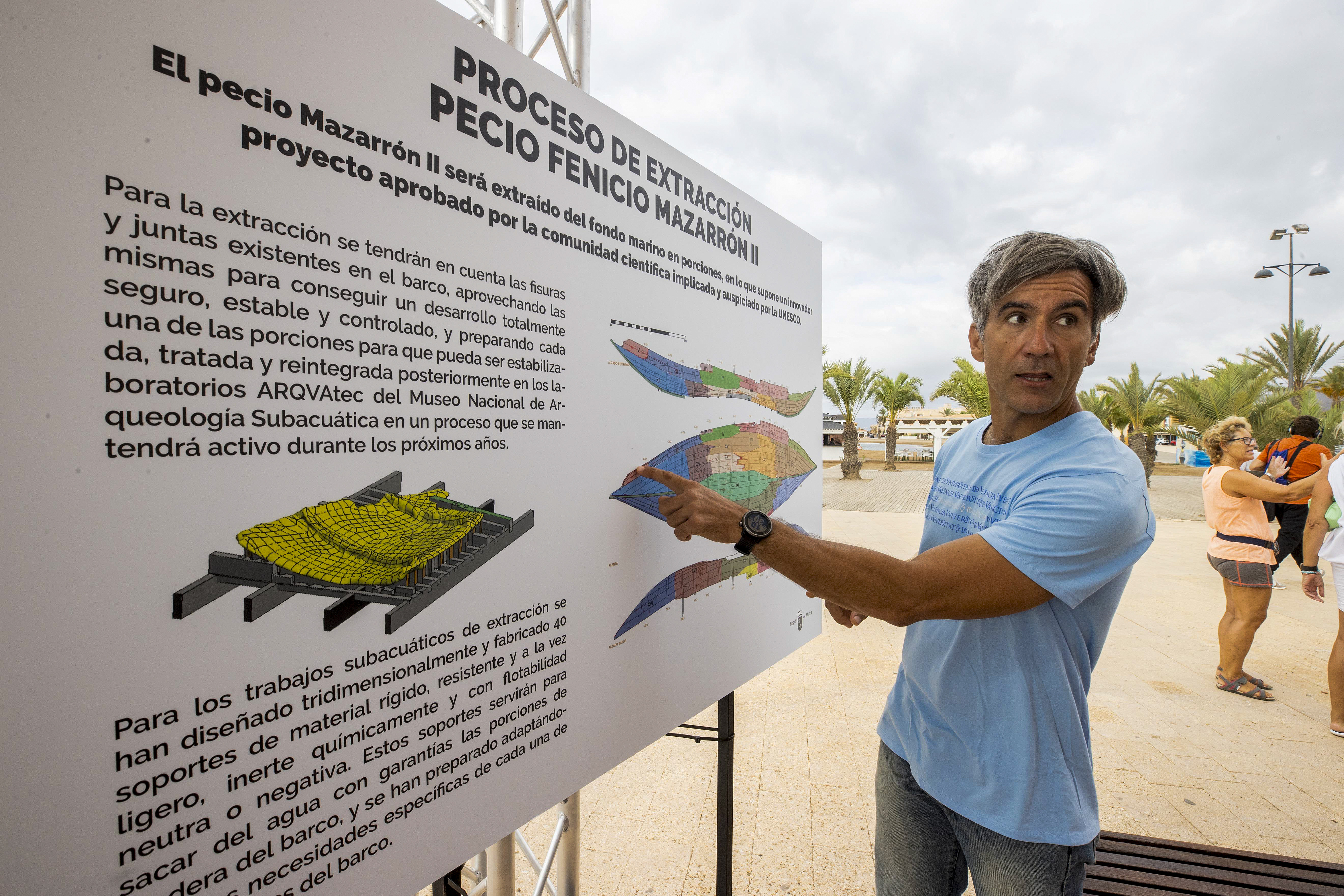 MURCIA, 13/09/2024.-El arquéologo de la Universidad de Valencia Carlos de Juan explica este viernes el proceso de extracción del barco fenicio Mazarrón II, que desde hace unos 2.600 años yace en el fondo del mar en la costa de Mazarrón (Murcia) a través de una compleja intervención técnica que se prolongará durante unos dos meses y en la que van a participar una quincena de especialistas en arqueología subacuática. EFE/Marcial Guillén