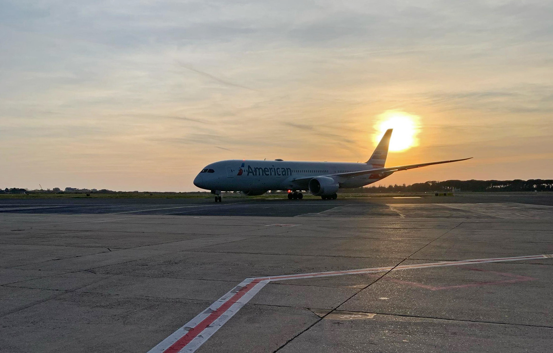 Un avión de American Airlines se incendió en el aeropuerto de Denver, EE. UU.