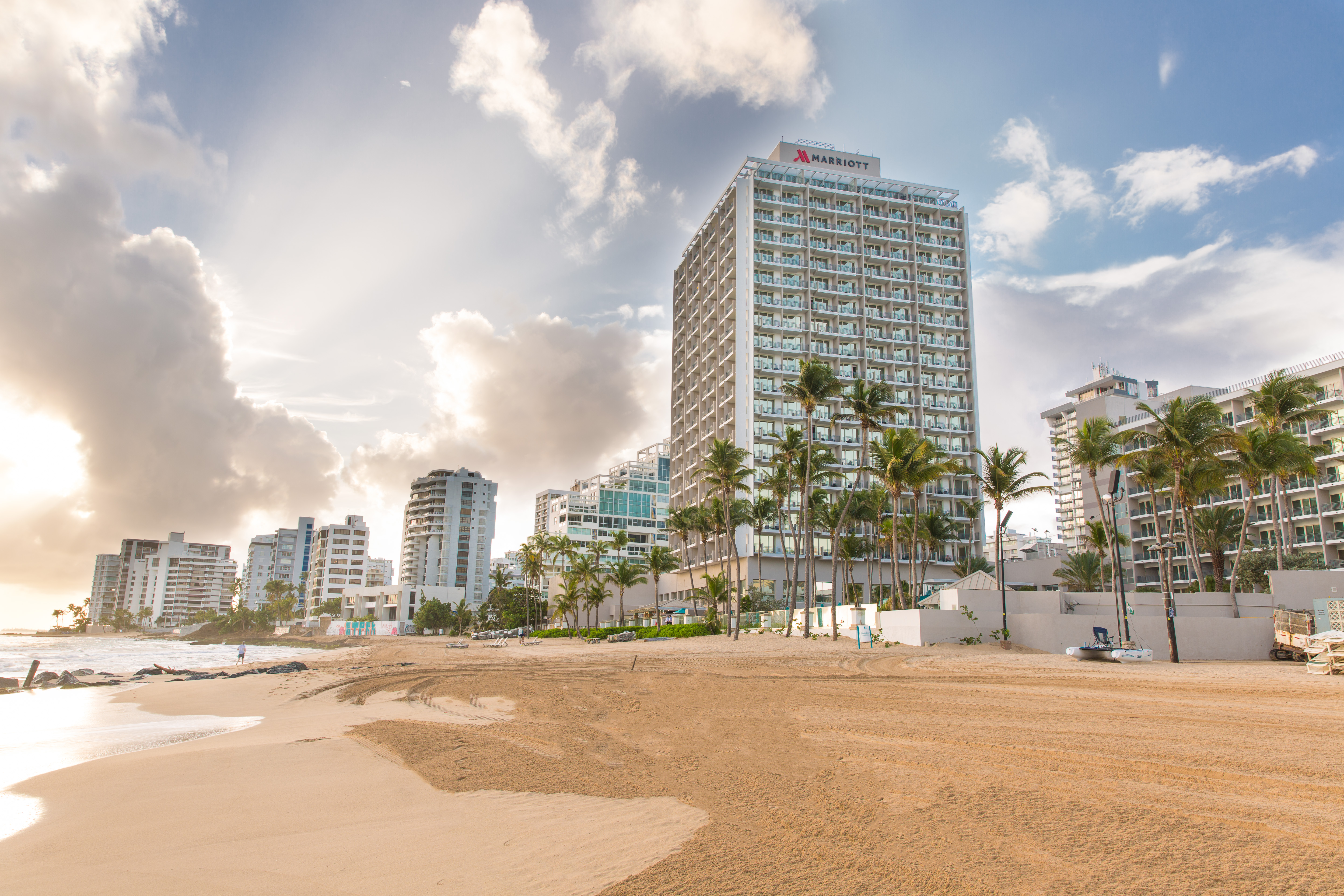 El hotel está en la primera línea de la playa, específicamente en la de Condado, una de las más populares de San Juan.