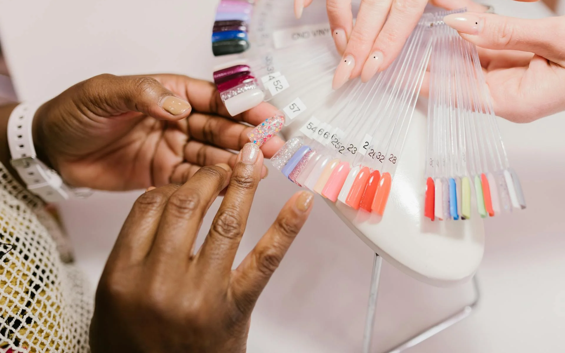¿Cómo quitar uñas postizas en casa de forma segura?