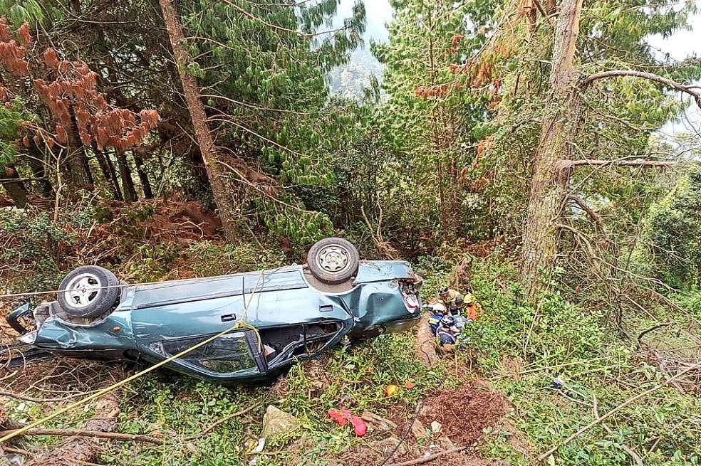 Rescatan a atrapados en vehículo que rodó por el cerro de La Peña, en Bogotá
