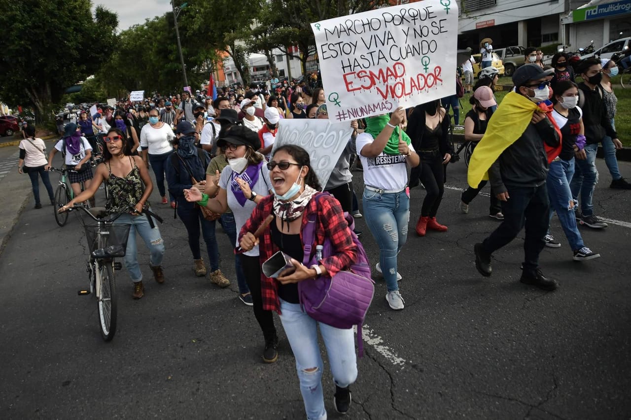 Cientos de mujeres en Cali marcharon desde la Universidad del Valle hasta el sector de Puerto Rellena, conocido en el marco del paro nacional como Puerto Resistencia.