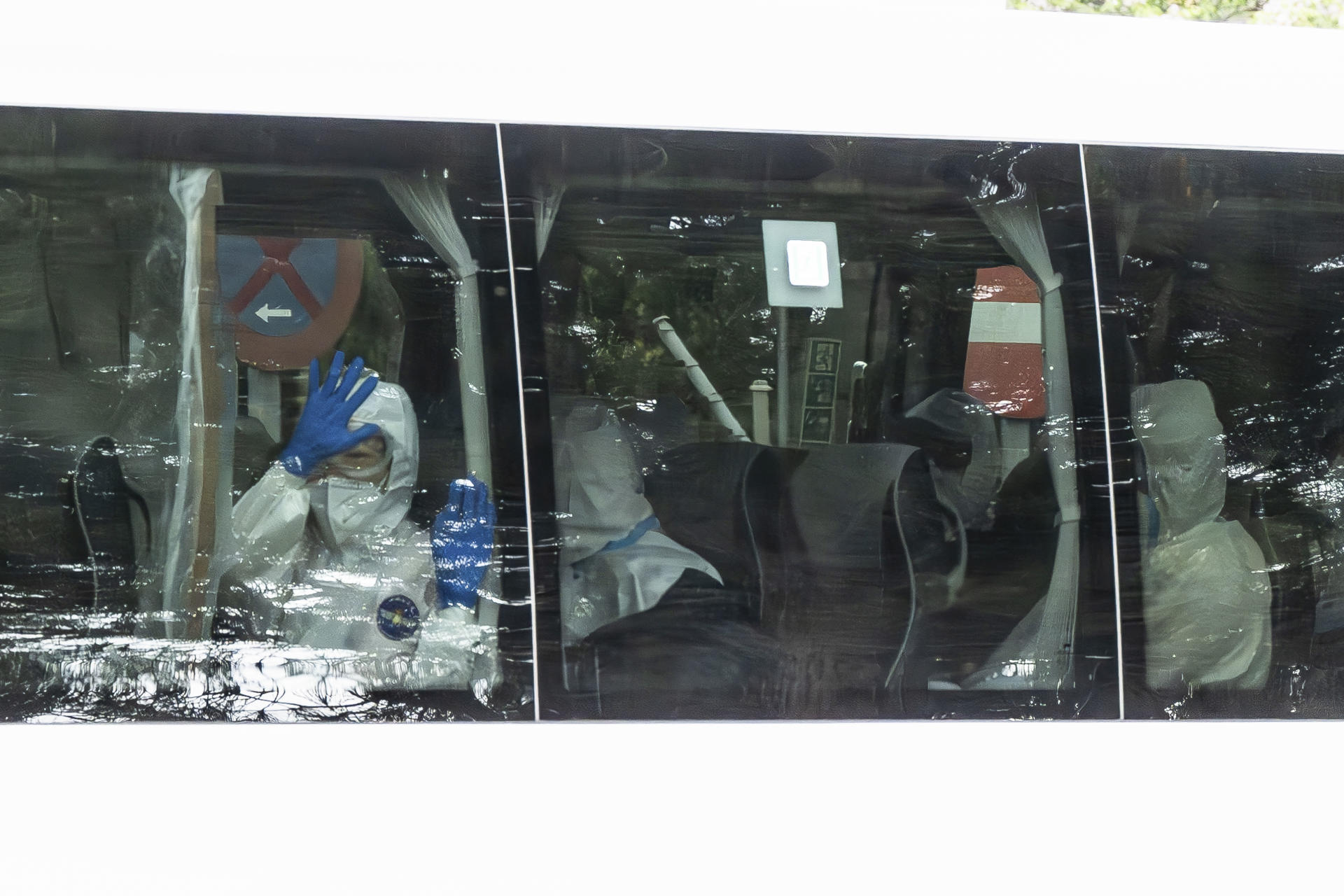 MADRID, 10/05/2026.- Un autobús transporta a los ciudadanos españoles que se encontraban en el crucero MV Hondius este domingo desde la Base Aérea de Torrejón hasta el Hospital Gómez Ulla . El avión militar con los catorce españoles que han sido desembarcados este domingo en Tenerife del crucero MV Hontius afectado por un brote de hantavirus ha aterrizado a las 15:00 horas en la base aérea de Torrejón (Madrid), desde donde serán conducidos al Hospital Gómez Ulla para ponerse en cuarentena. EFE/ Fernando Villar
