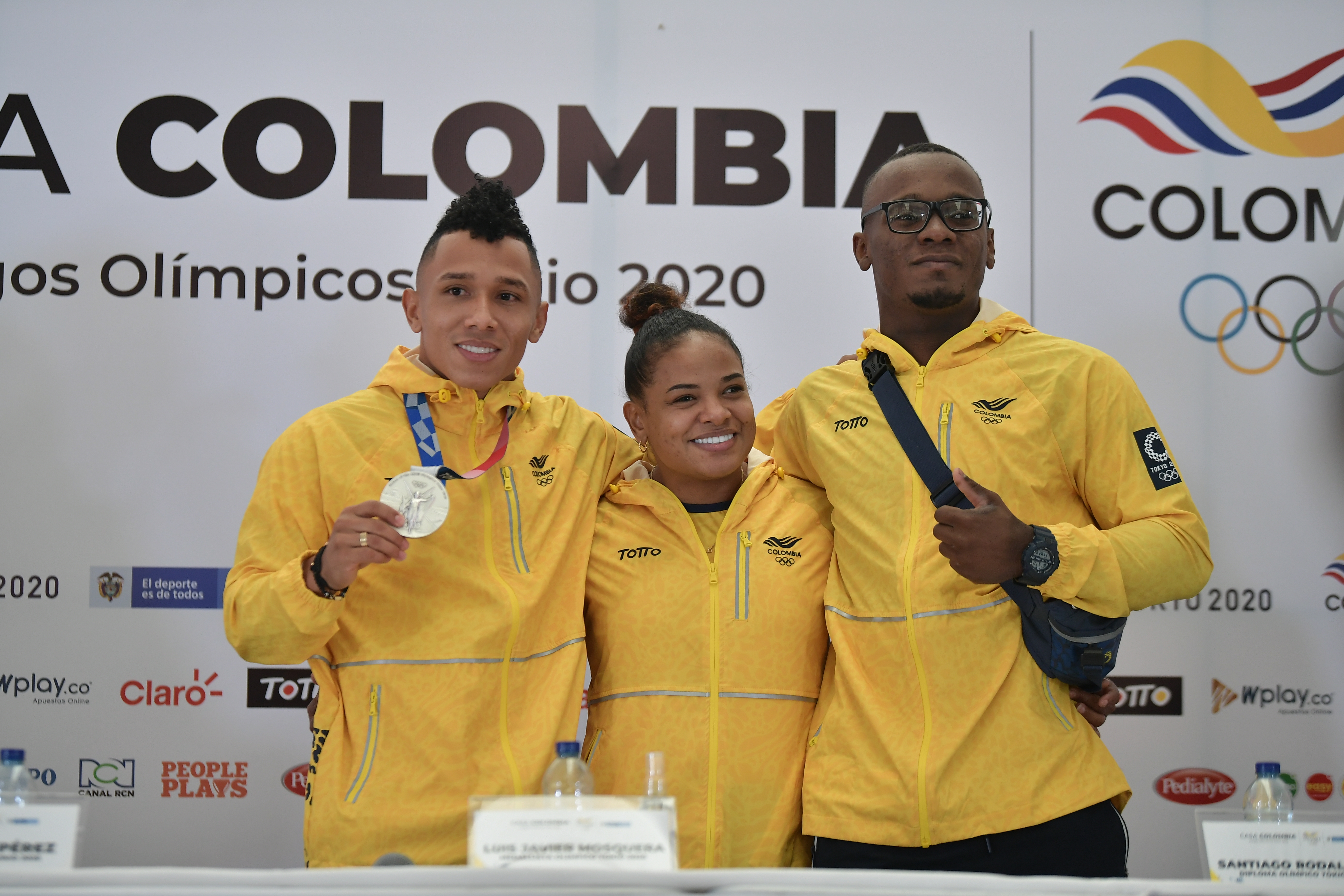 Medallista Olímpico Tokio 2020 en compañía de Brayan Santiago Rodallegas y Mercedes Isabel Pérez Tigreros