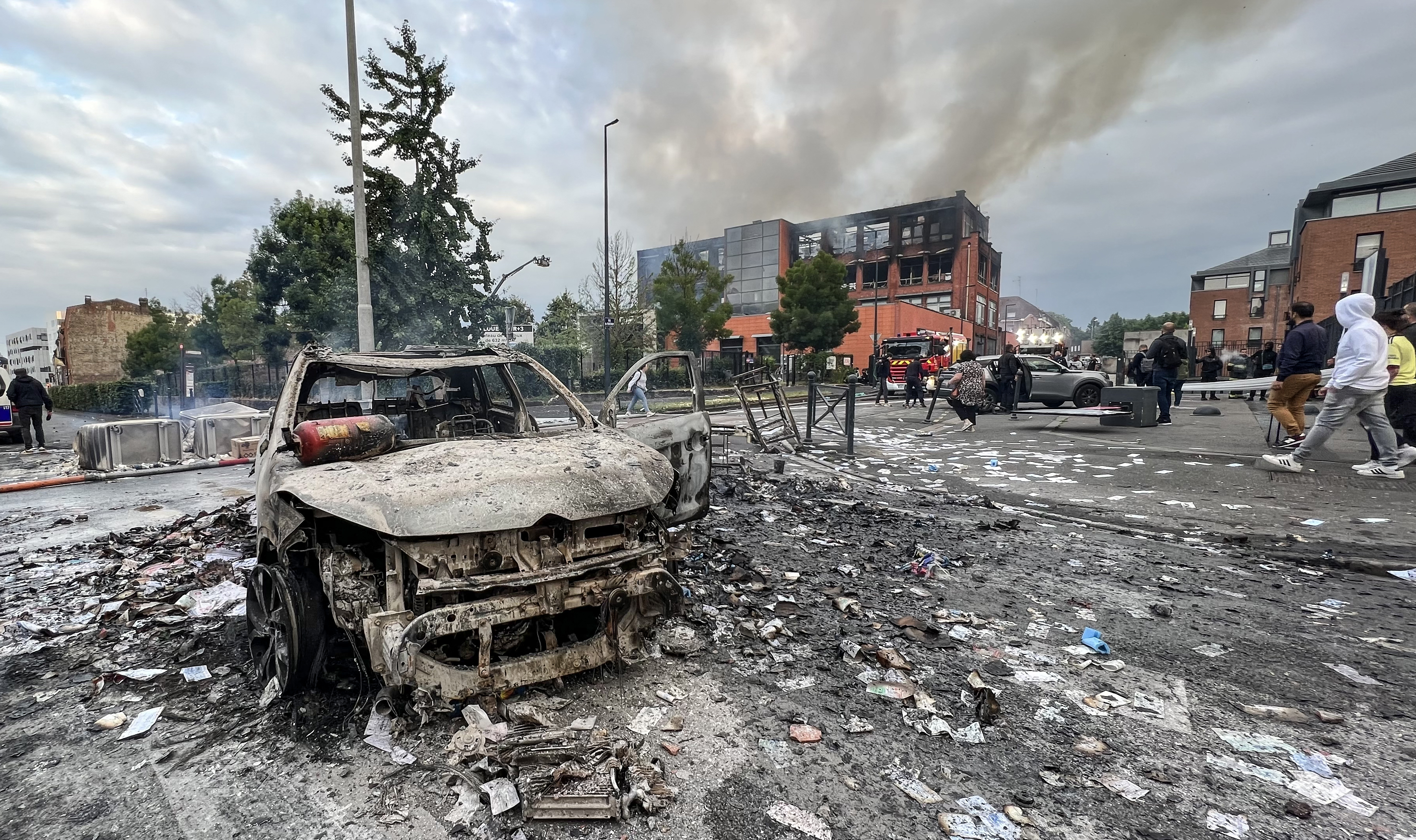 Así amanecen Nanterre y París, luego de tres días de fuertes disturbios