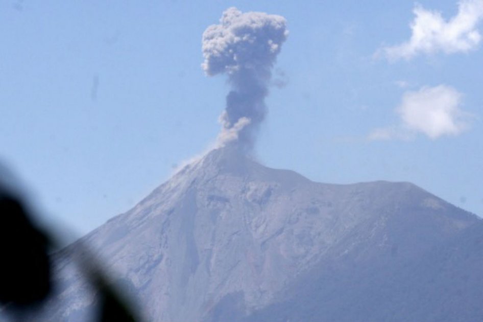 Volcán de Fuego (Guatemala) continúa con explosiones débiles y columna de ceniza