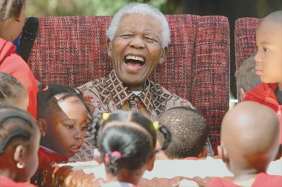 Nelson Mandela «responde mejor al tratamiento»
