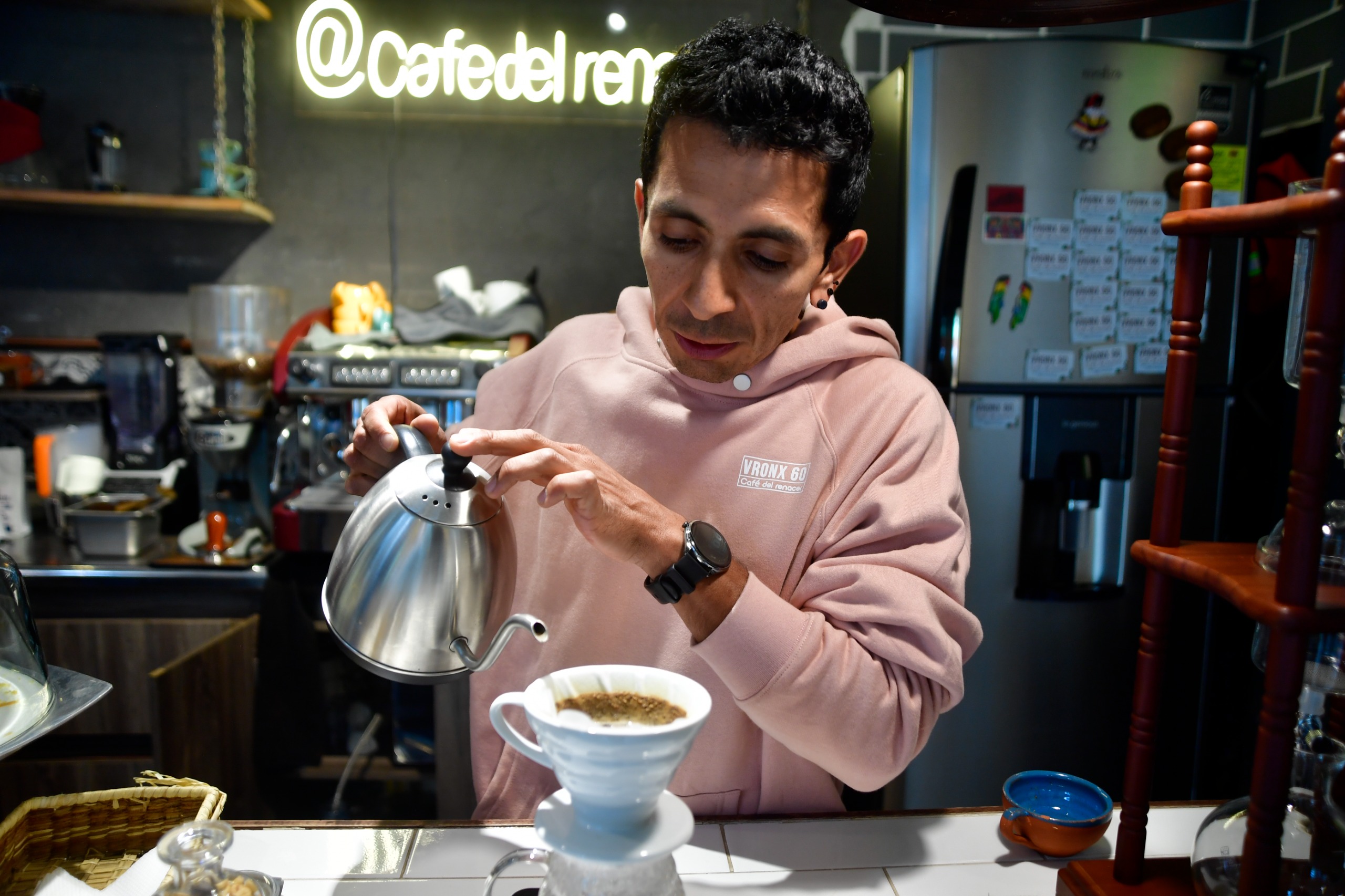 La historia del Café del Renacer Vronx 60, un relato que da cuenta de un episodio traumático para Bogotá y un renacer en medio de las cenizas.