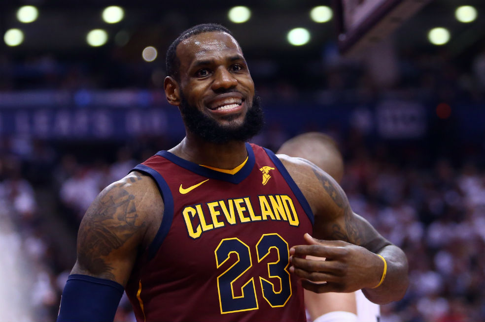 LeBron James guió a los Cavaliers a vencer a los Raptors