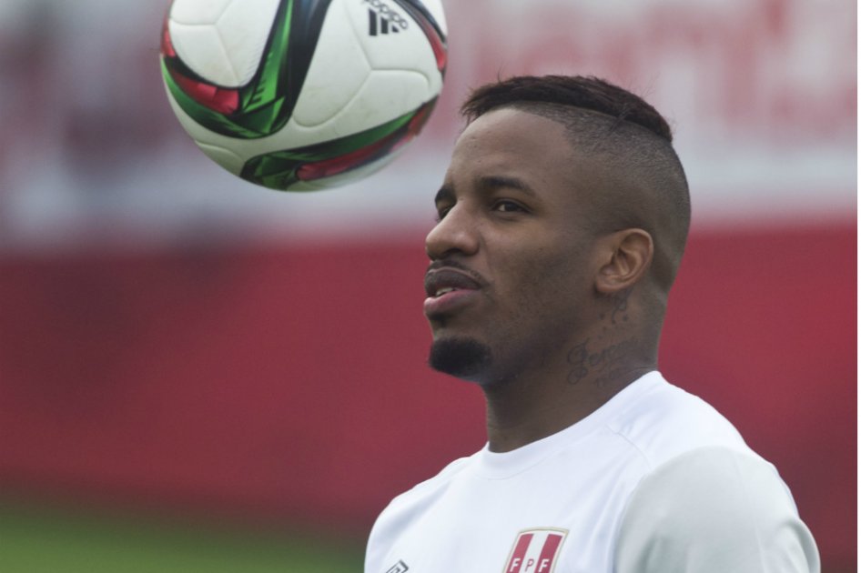 Jugador de la selección peruana se fue de fiesta a una semana de enfrentar a Colombia