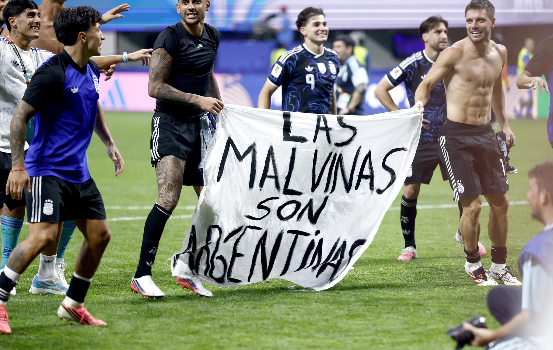 El Reino Unido pide que la FIFA investigue a Argentina por la pancarta de las Malvinas