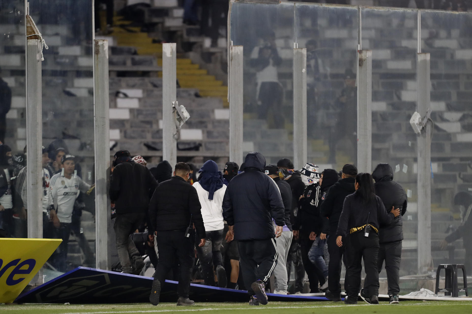 AME8108. SANTIAGO (CHILE), 10/04/2025.- Aficionados de Colo Colo ingresan al campo este jueves, en un partido de la fase de grupos de la Copa Libertadores entre Colo Colo y Fortaleza en el estadio Monumental David Arellano, en Santiago (Chile). EFE/ Osvaldo Villarroel