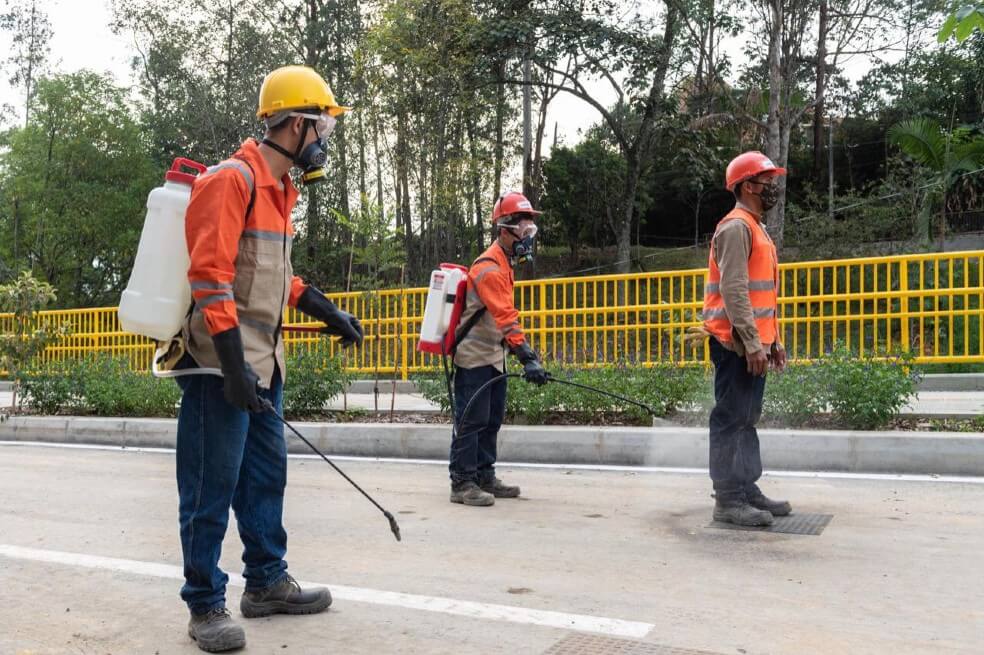 Así vigilan los protocolos de seguridad de los trabajadores en las obras públicas de Medellín