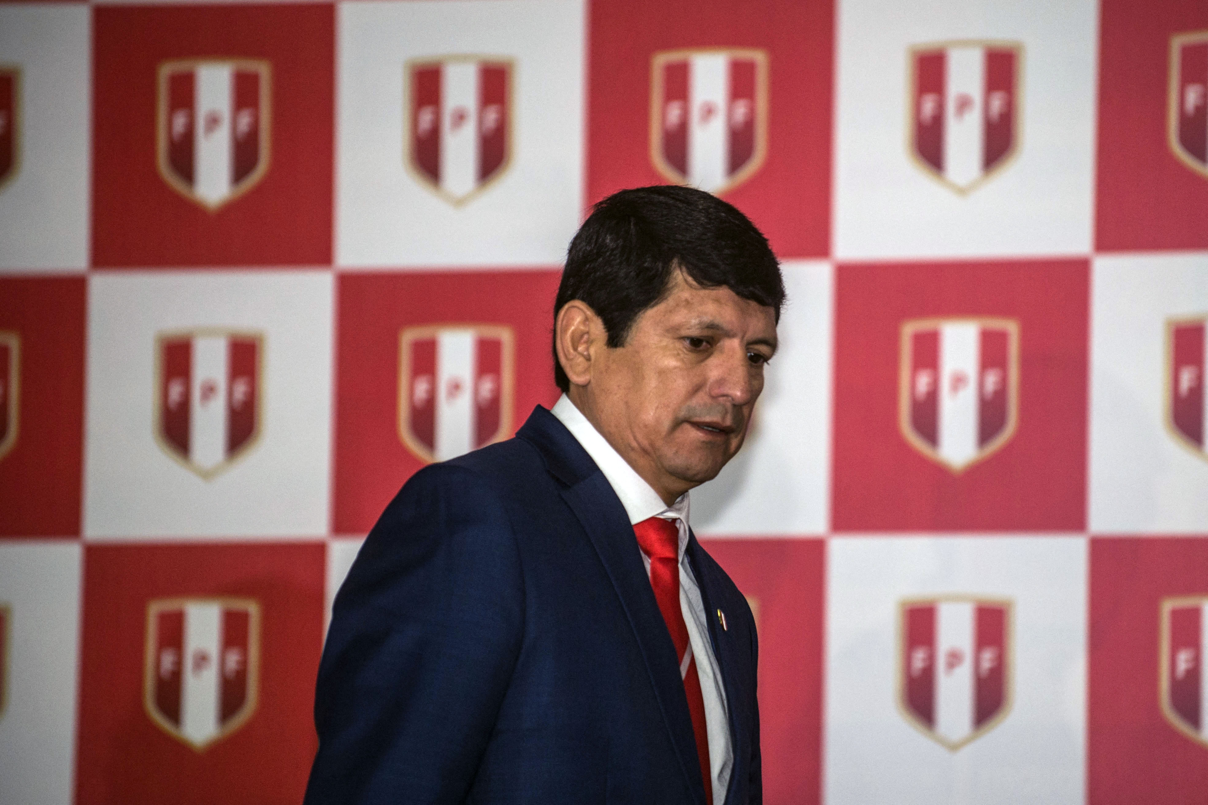 Detienen al presidente de federación de fútbol de Perú como parte de presunta red corrupta