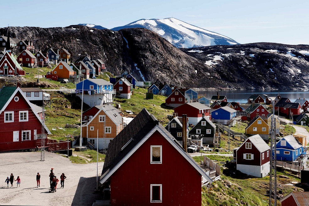 Casas de la villa deUpernavik, al oeste de Groenlandia. / Foto: EFE¿Por qué EE. UU. quiere esa isla?Groenlandia es una gigantesca isla ubicada en América del Norte, al noreste de Canadá. Es la isla más grande del mundo, con un territorio de 2,1 millones de kilómetros cuadrados -más grande que la superficie de México-. El 75% de la superficie se encuentra cubierta con una franja de hielo de tres kilómetros de grosor. Esa capa podría albergar cerca del 10% de las reservas de agua dulce del planeta.