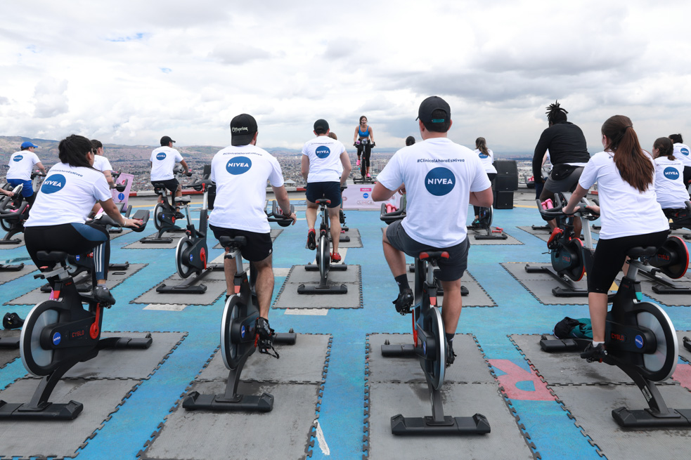 Clase se spinning con famosas en las alturas
