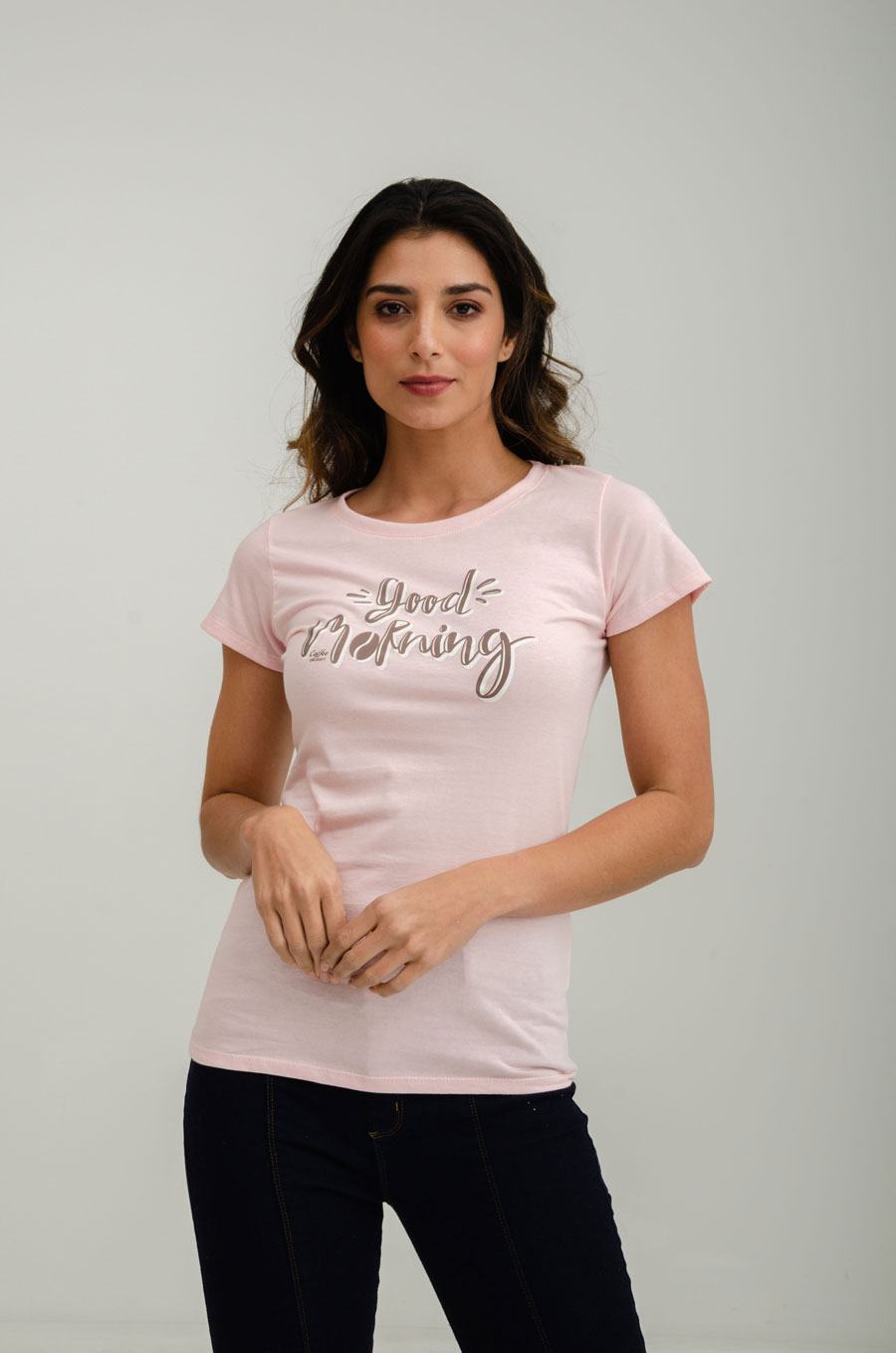 En esta colección se resalta el Bon bon bum como un símbolo iconográfico pop, muy usado para resaltar feminidad y frescura. en un universo femenino, sensual y chic. Estas prendas disponibles en todos los puntos de la marca a nivel nacional.