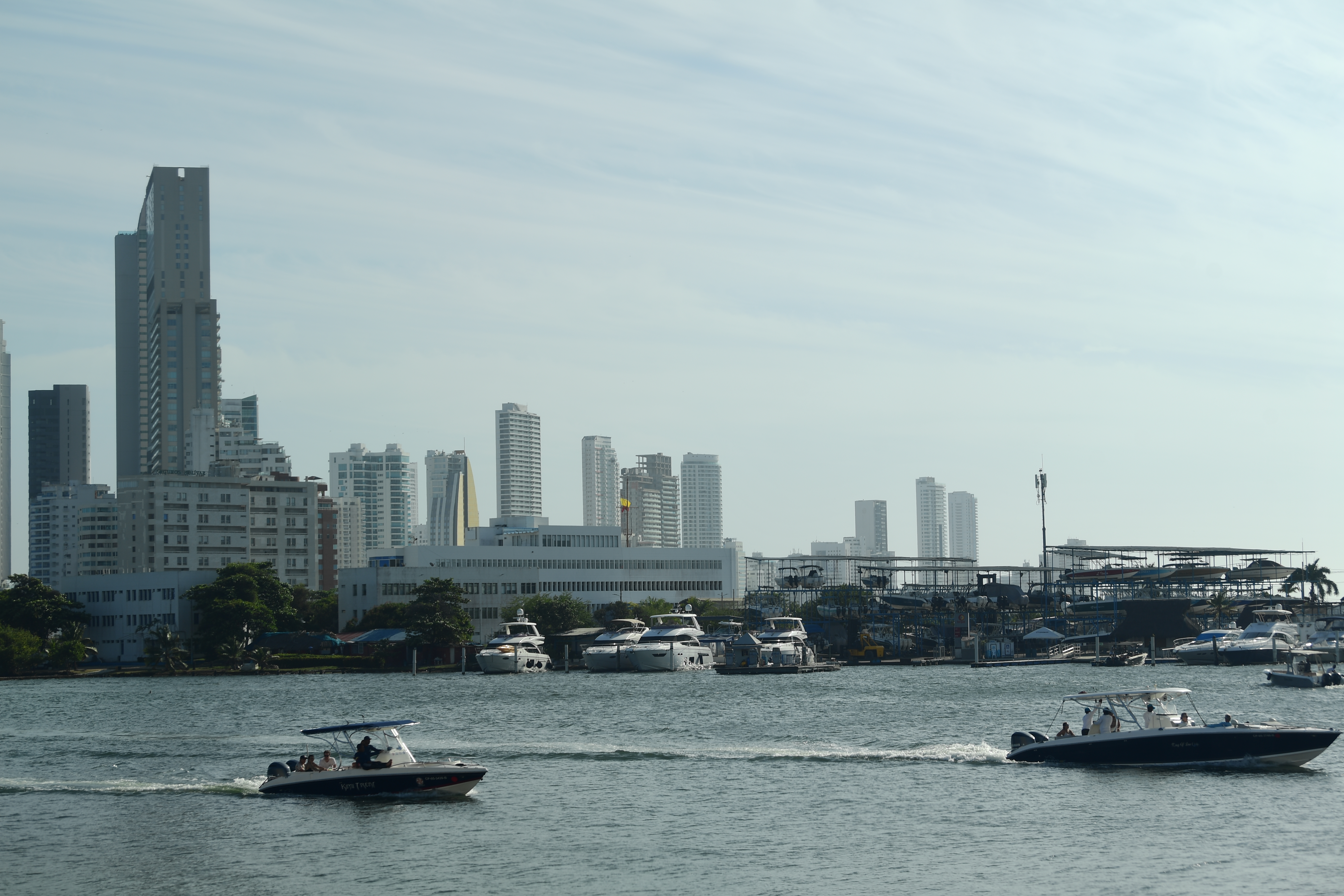 Aspectos de la ciudad portuaria en la costa caribeña de Colombia conocida también como la ciudad amurallada