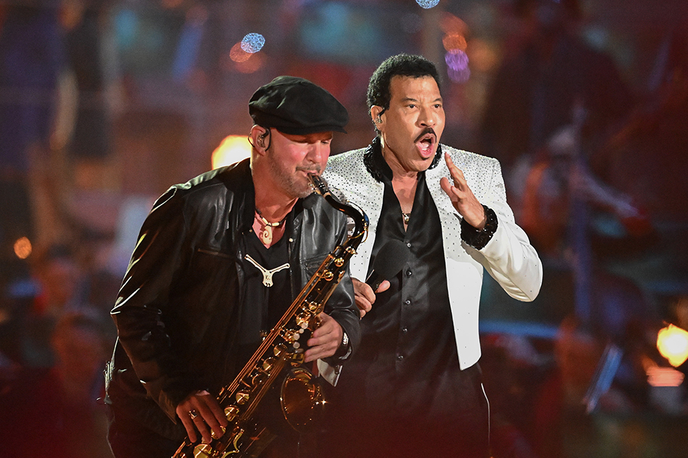 El cantante Lionel Richie interpretó con sus músicos hits de los 80's como All Night  Long.