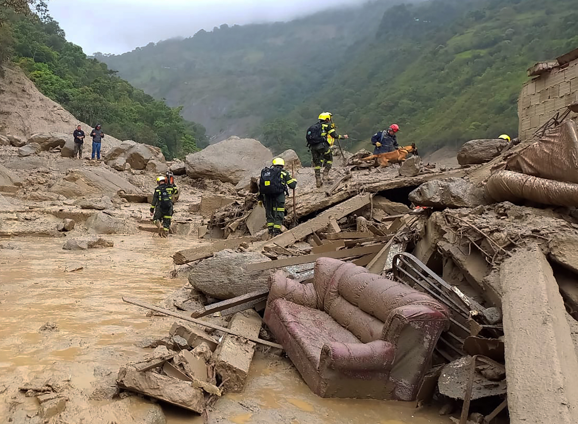 AME3917. QUETAME (COLOMBIA), 18/07/2023.- Fotografía cedida por la Policía Nacional de Colombia que muestra a miembros de organismos de rescate en la zona donde ocurrió una avalancha en Quetame, Cundinamarca (Colombia). Al menos seis personas muertas, seis heridos y varios desaparecidos dejó una avalancha de barro y agua ocurrida en la localidad de Quetame, en el departamento colombiano de Cundinamarca, situado en el centro del país, tras las fuertes lluvias del lunes, informaron este martes fuentes oficiales.EFE/ Policía De Colombia / SOLO USO EDITORIAL/ SOLO DISPONIBLE PARA ILUSTRAR LA NOTICIA QUE ACOMPAÑA (CRÉDITO OBLIGATORIO) MÁXIMA CALIDAD DISPONIBLE