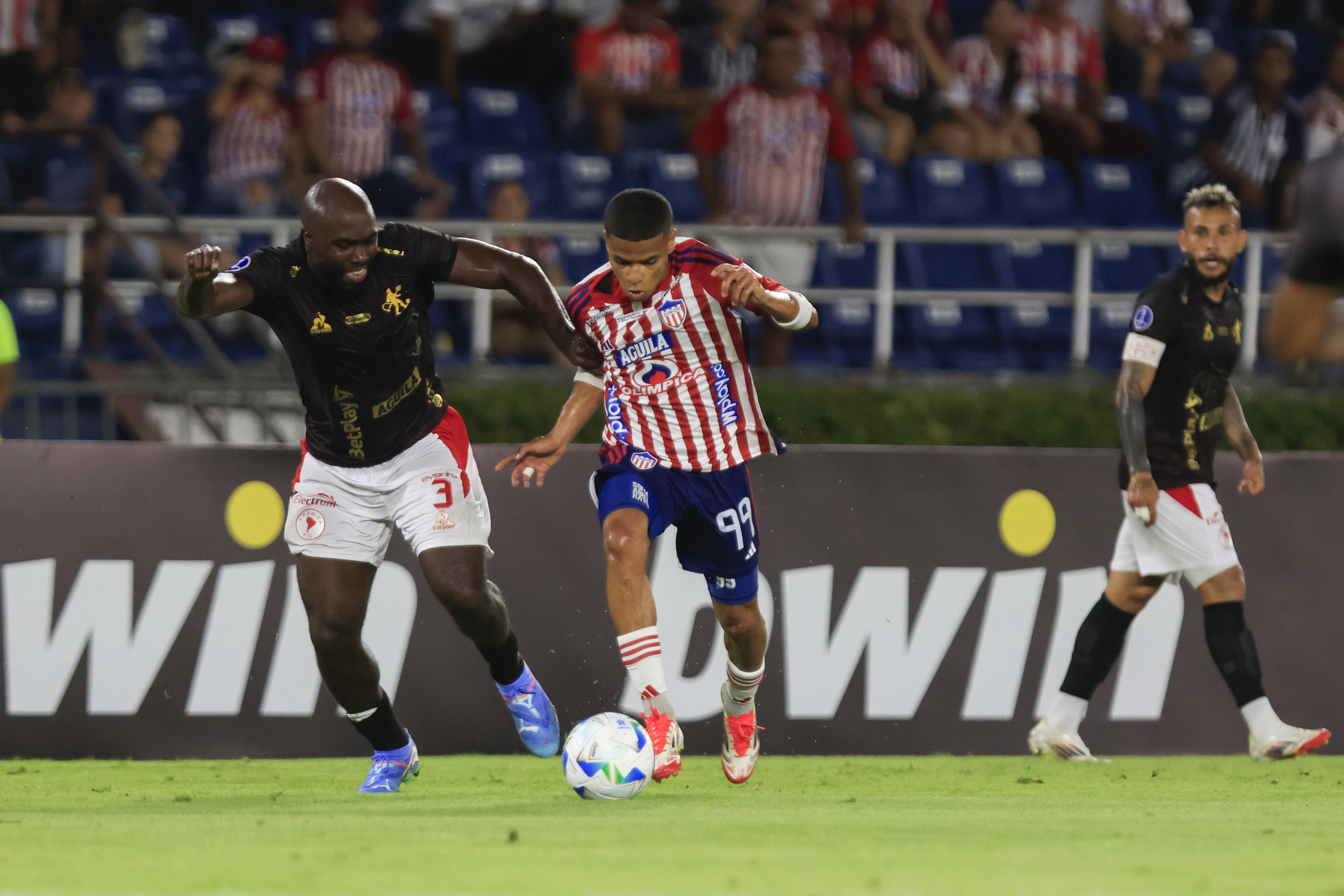 AMDEP3339. BARRANQUILLA (COLOMBIA), 06/03/2025.- José Enamorado (d) de Junior disputa un balón con Éder Álvarez Balanta de América este jueves, en un partido de la Copa Sudamericana entre Junior de Barranquilla y América de Cali en el estadio Metropolitano Roberto Meléndez en Barranquilla (Colombia). EFE/ Ricardo Maldonado Rozo