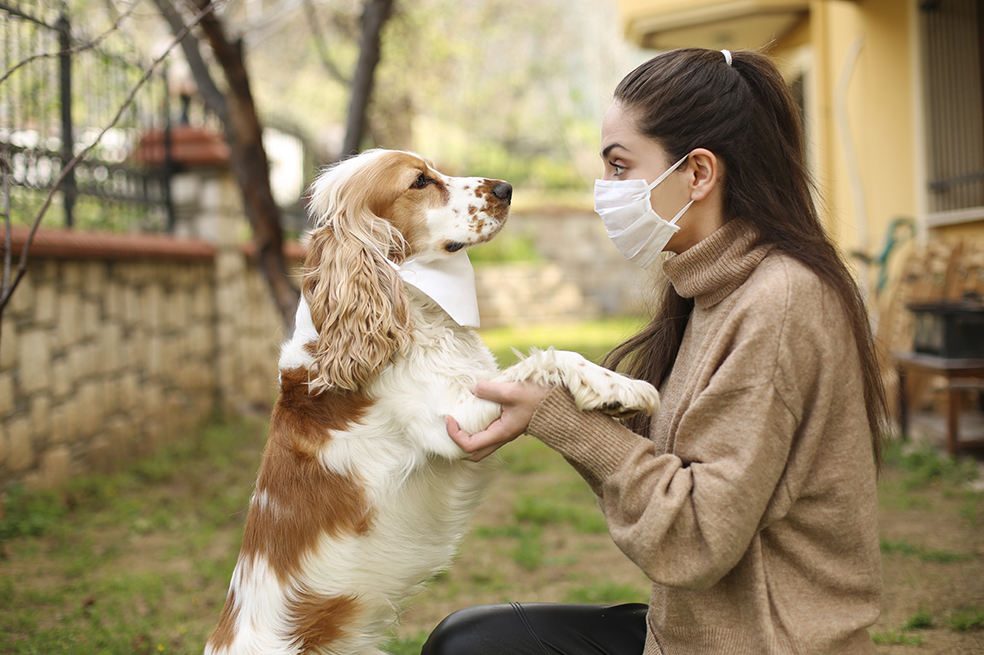 Mujer y su mascota en cuarentena