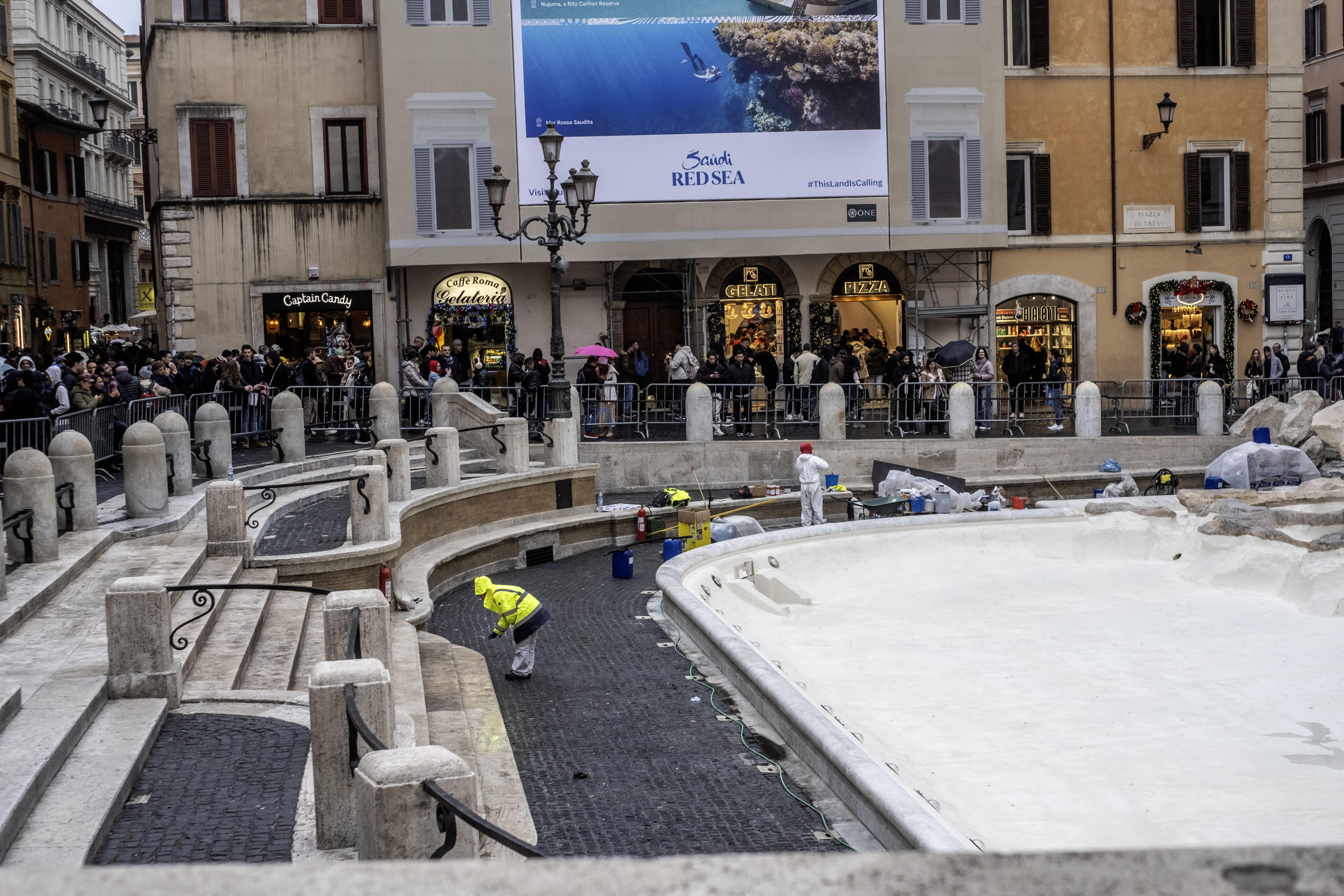 Rome (Italy), 19/12/2024.- The Trevi Fountain without the scaffolding that had been erected to carry out restorations in Rome, Italy, 19 December 2024. The 18th-century Fontana di Trevi was cleaned ahead of the Vatican's Holy Jubilee of 2025. (Italia, Roma) EFE/EPA/LUCIANO DEL CASTILLO